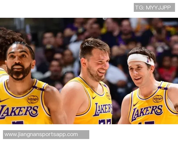 湖人队四连胜喜讯东契奇庆祝瞬间成海报焦点展现球队团结与实力 湖人队四连胜喜讯东契奇庆祝瞬间成海报焦点展现球队团结与实力