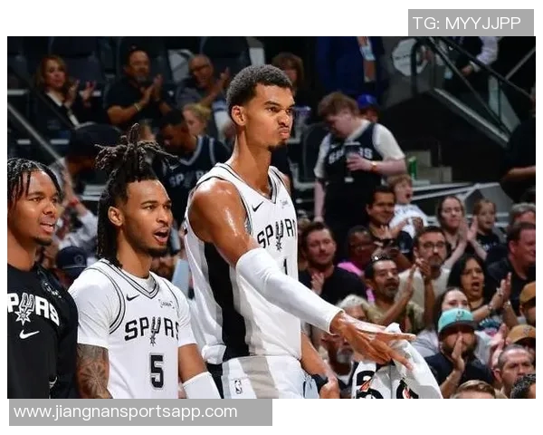 年轻球员激情四溢文班遭双人犯规卡斯尔与米奇争执双双被罚 年轻球员激情四溢文班遭双人犯规卡斯尔与米奇争执双双被罚