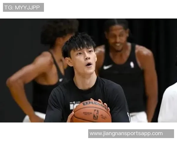 曾凡博NBA中国赛表现平平首战无出手次战坐冷板凳引关注 曾凡博NBA中国赛表现平平首战无出手次战坐冷板凳引关注