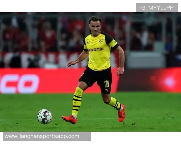 梅西与穆赫塔尔赛后互换球衣引发热议光膀子成新潮流 梅西与穆赫塔尔赛后互换球衣引发热议光膀子成新潮流