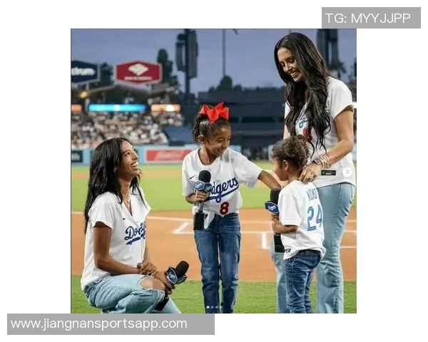 瓦妮莎携女儿观赛道奇不敌对手MLB世界大赛G4令人惋惜 瓦妮莎携女儿观赛道奇不敌对手MLB世界大赛G4令人惋惜