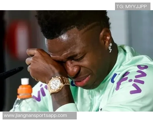 维尼修斯情绪失控引发启蒙教练关注期待他更成熟的表现